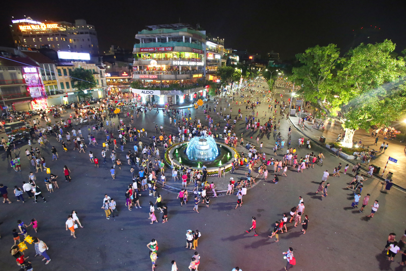 Hà Nội tạm cấm tổ chức sự kiện thể thao, ẩm thực có tính thương mại ở phố đi bộ 